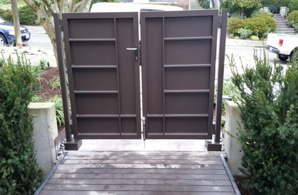 Modern Styled Ped Gate - Image 2