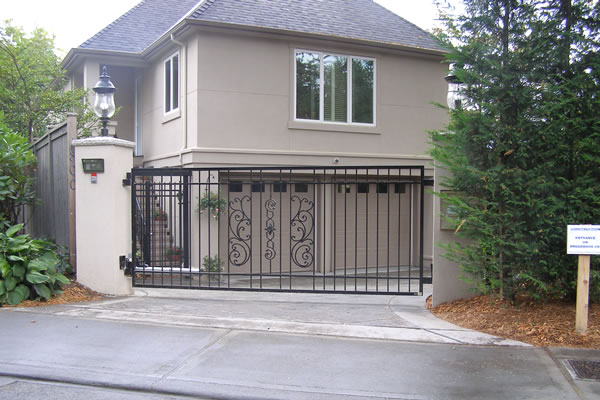 Single Swinging Driveway Gate